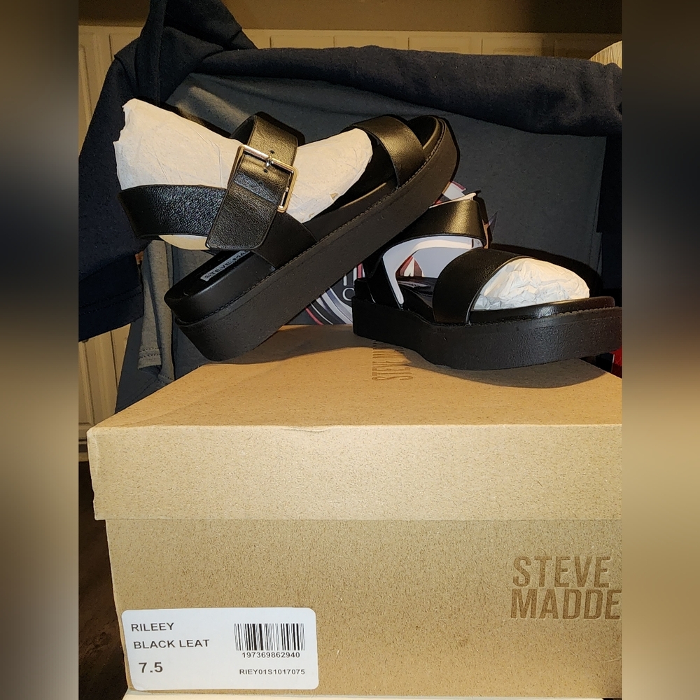 NWB, Lady's Black leather Steve Madden shoes 7.5